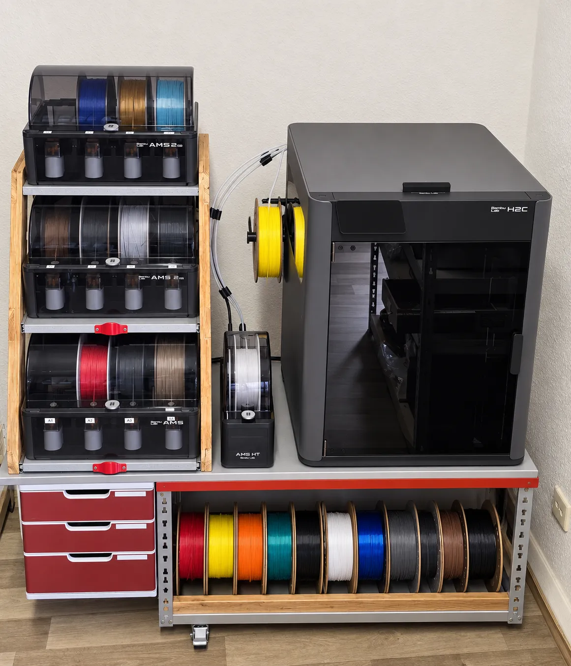 Bambu Lab H2C 3D-Drucker mit drei angeschlossenen AMS-Einheiten