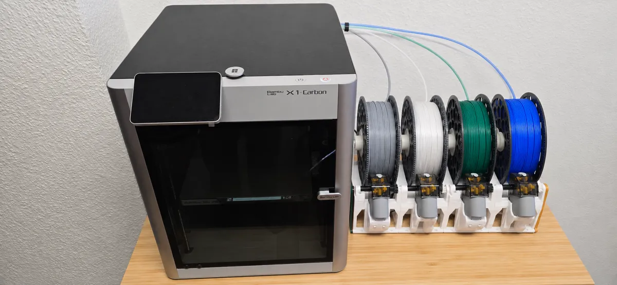 Bambu Lab X1 Carbon 3D-Drucker mit angeschlossener AMS-Einheit