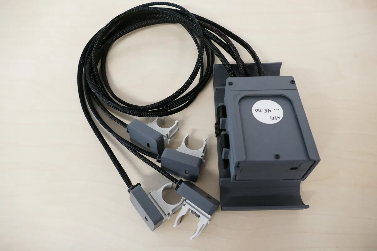 Steuergerät mit vier über Kabel angeschlossenen Abstandssensoren, montiert an einer Wandhalterung