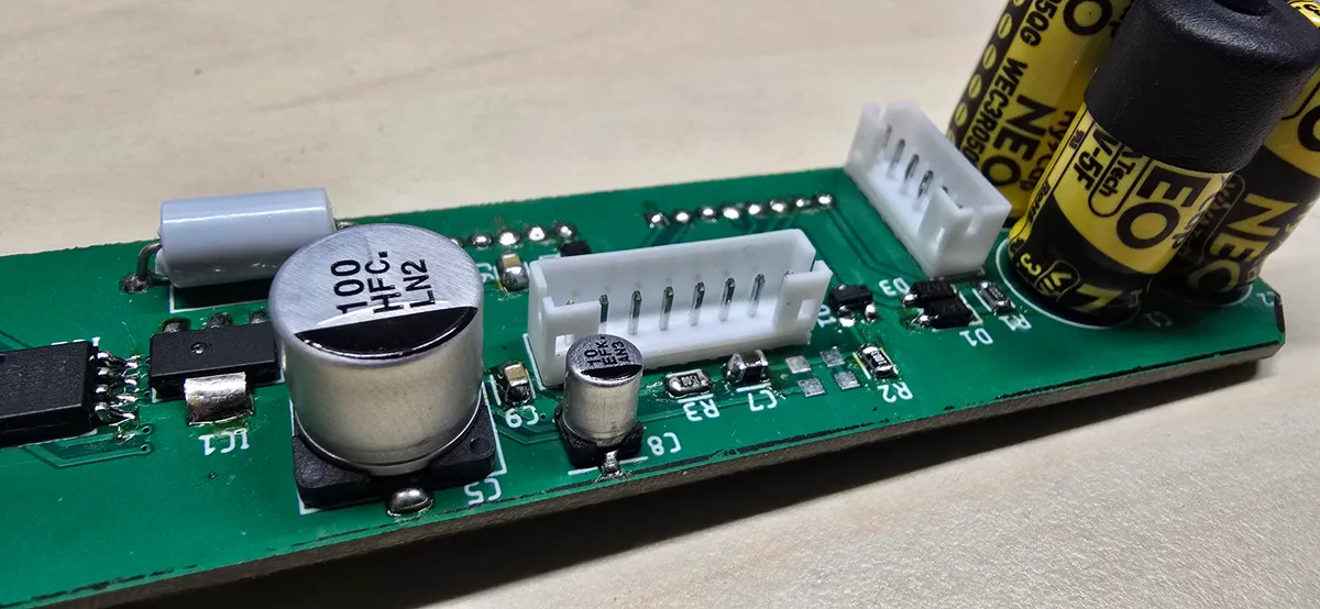 Nahaufnahme der Platine mit ATtiny, Powercaps und Batteriezellen zur Signalconditionierung