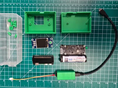 Grünes 3D-gedrucktes Gehäuse eines batteriebetriebenen Flashtools mit Display, Tastern und gesockeltem Modul