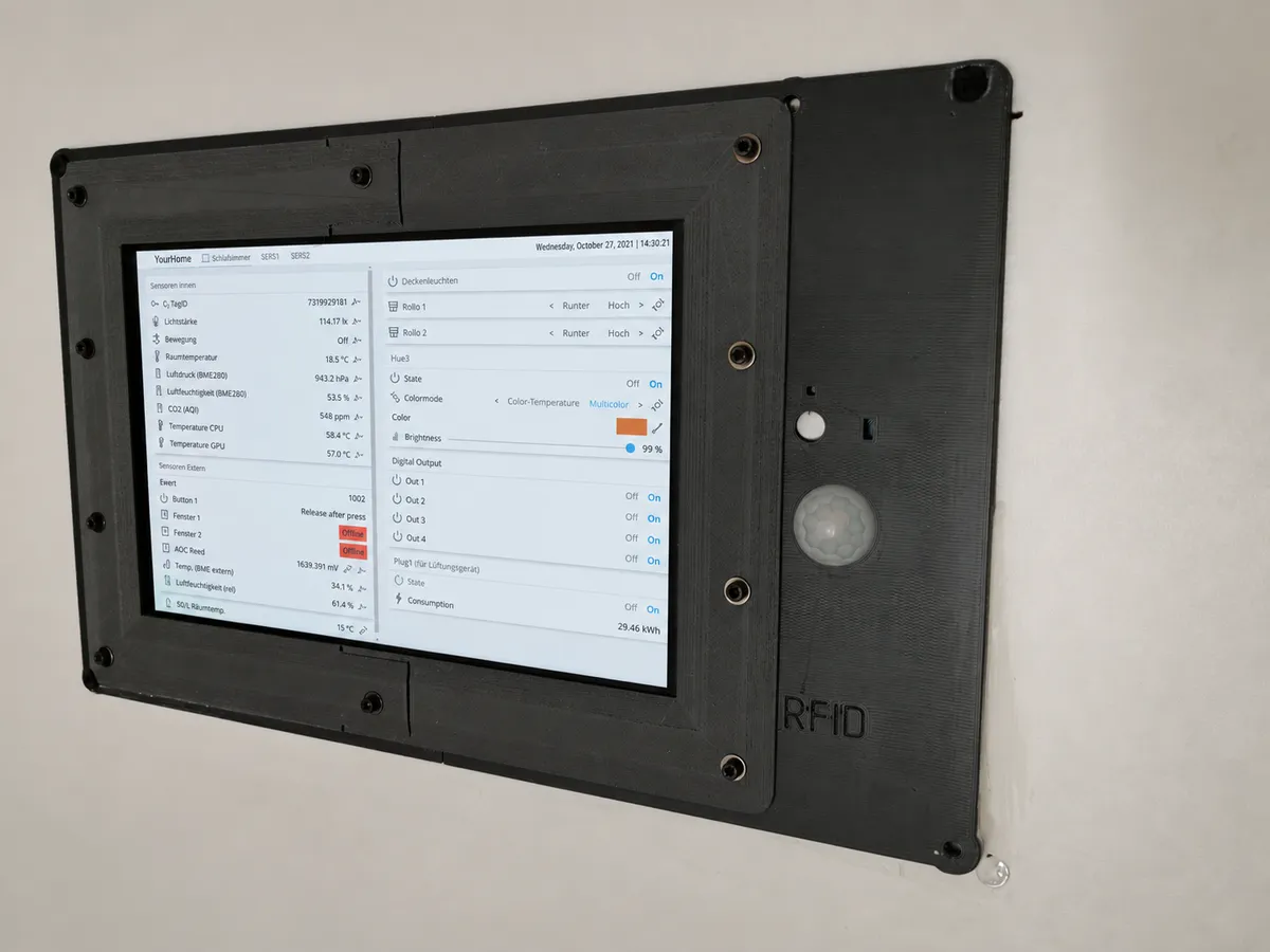 Wandmontierte Touchscreen-Steuereinheit mit Symcon-Bedienoberfläche und RFID-Beschriftung, seitliche Ansicht