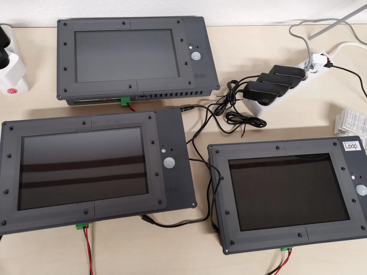 Drei baugleiche Sensor-Erfassungs-Regel-Einheiten mit RFID-Modul und Bewegungssensor vor der Auslieferung