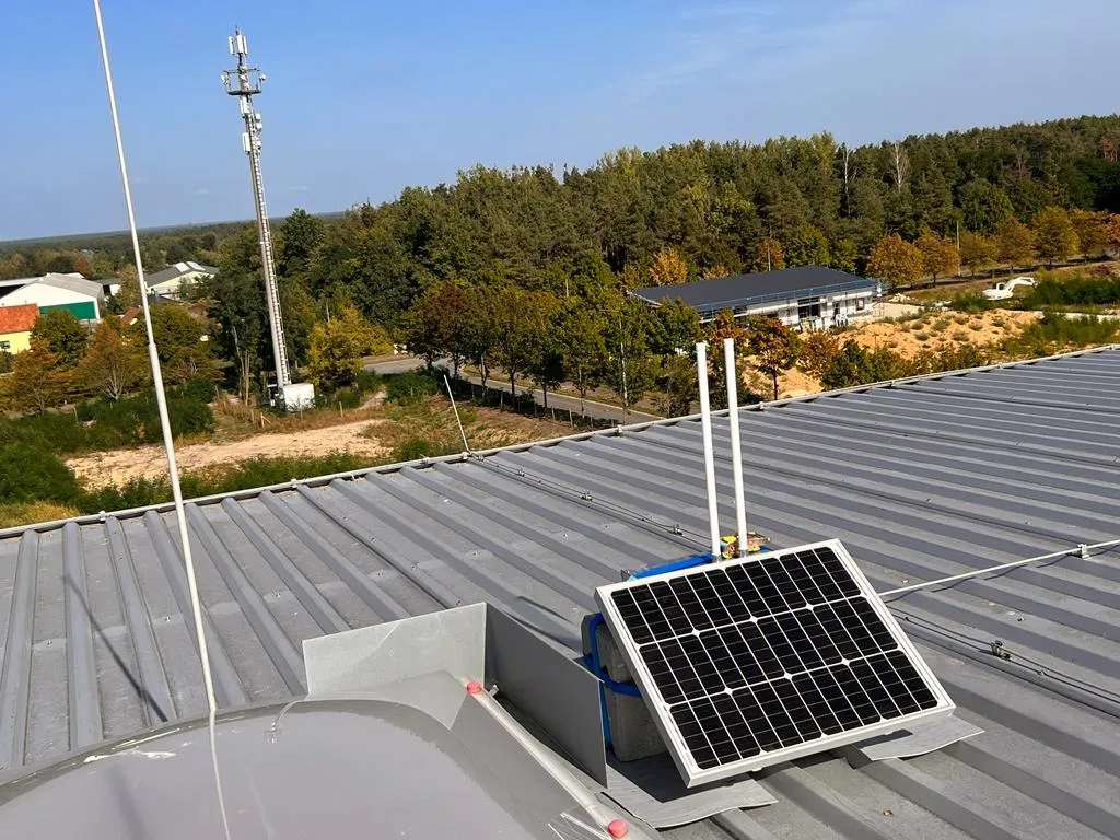 Solarisiertes Gateway, fest auf einem Hallendach montiert