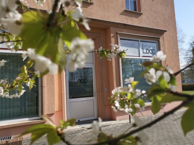 Haupteingang der InfinityLoop GmbH & Co. KG, Entwicklungsdienstleister in Senftenberg.